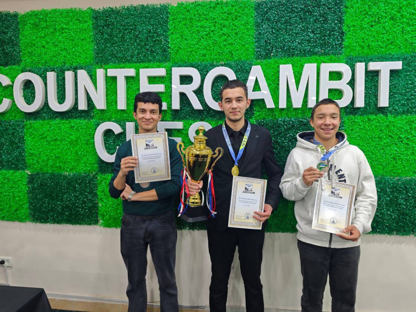 ShoxRuh+ turnir g'oliblari kubok va diplomlar bilan